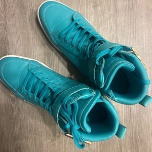 Also kicks for sale. Size 12